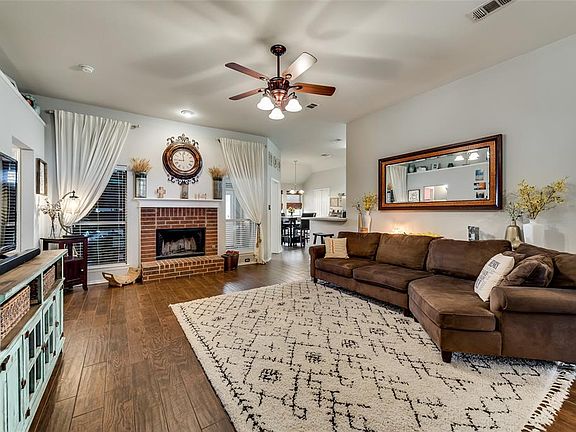 4th image of 1724 Meadowlark Ln
