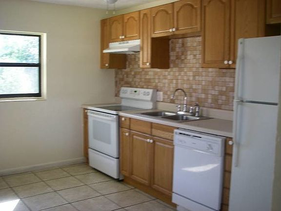 2nd image of 527 El Vedado Ave