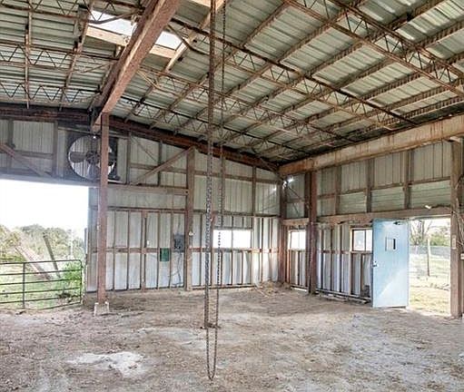 5th image of 385 Woods Farm Rd