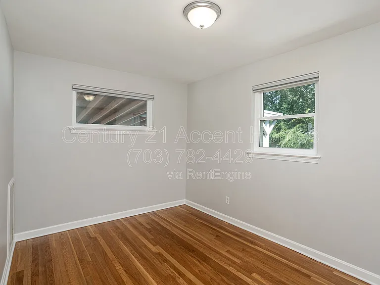 3233 Holly Hill Dr — Photo 16