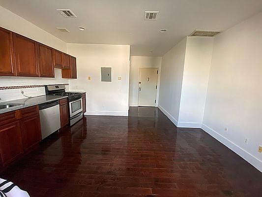 4th image of 40 Troutman St #11