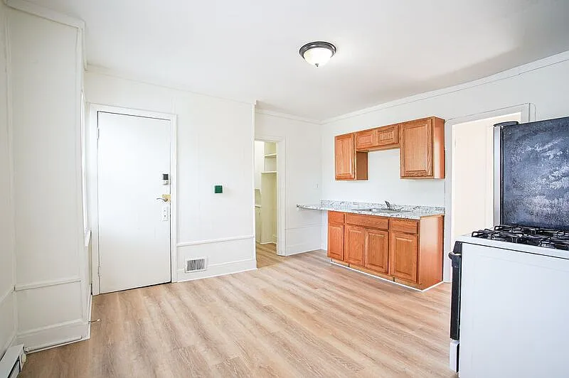 3 bed, 1.0 bath, 1240 sqft, $1,695 — Photo 2