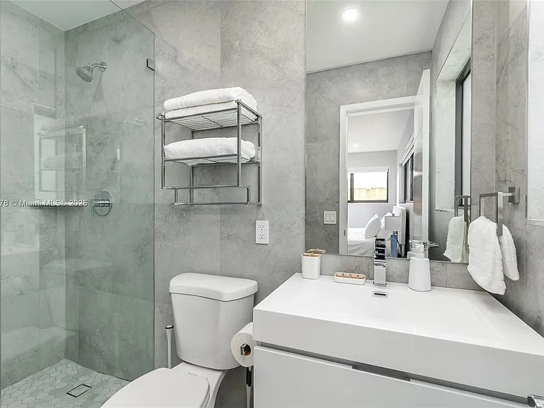 21230 NE 25th Ct — Photo 28