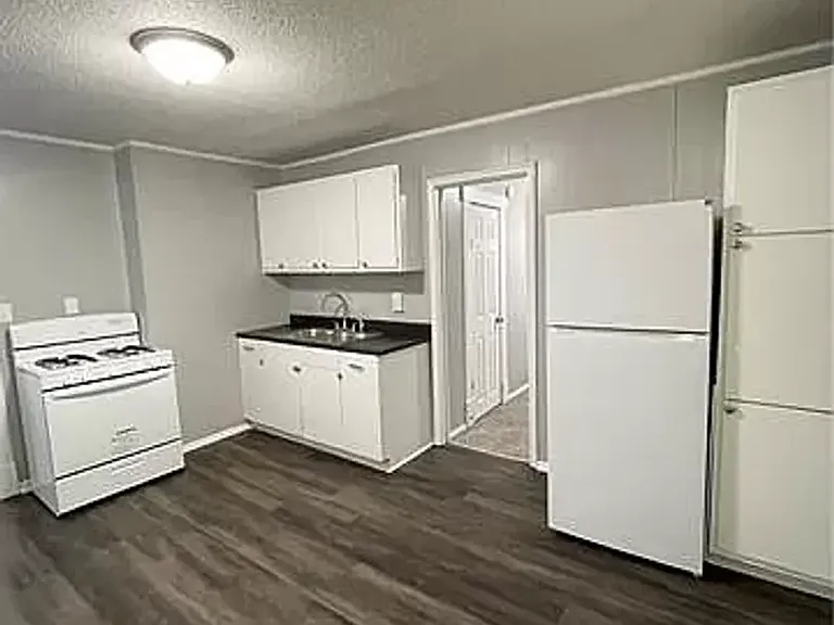 2208 Seneca St — Photo 5