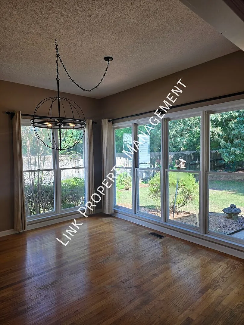 3 bed, 2050 sqft — Photo 4