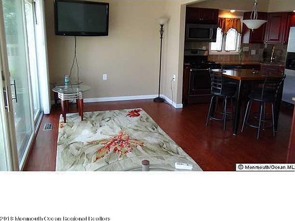 3rd image of 110 Grand View Dr