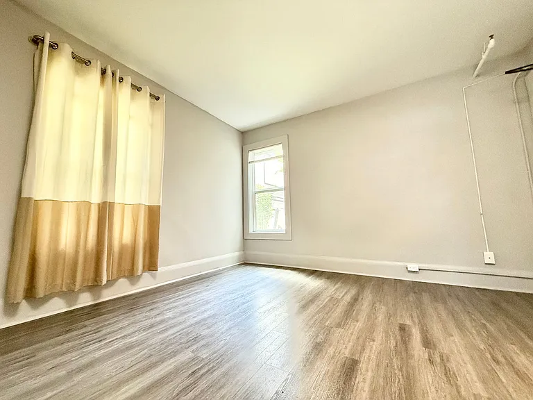 814 Columbia St — Photo 7