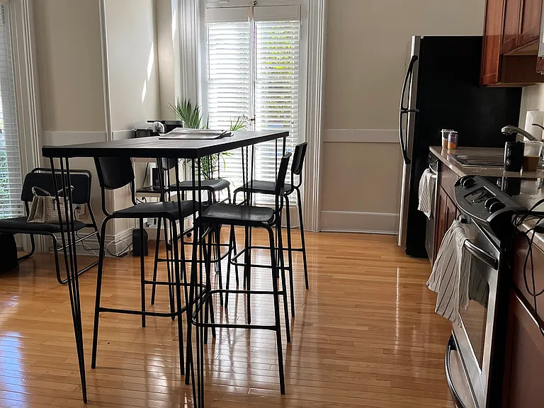 212 W Franklin St #104 — Photo 4