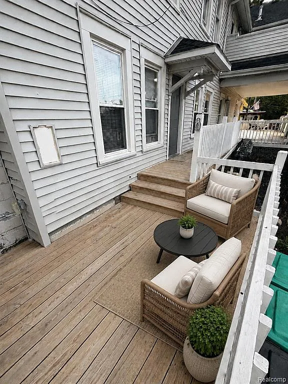 2 bed, 1.0 bath, 950 sqft, $1,100 — Photo 2
