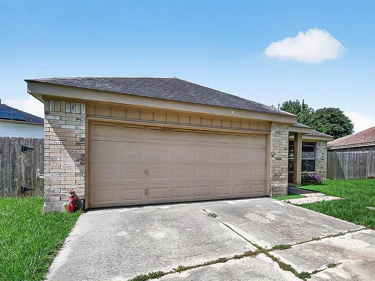 13847 Cherry Hollow Ln — Photo 5