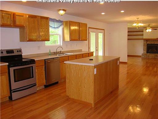 4th image of 300 Hartley Dr