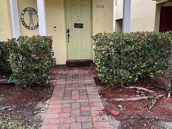 2nd image of 1908 SE Grand Dr