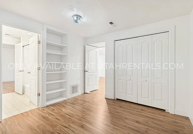 960 N Eastview Dr — Photo 25