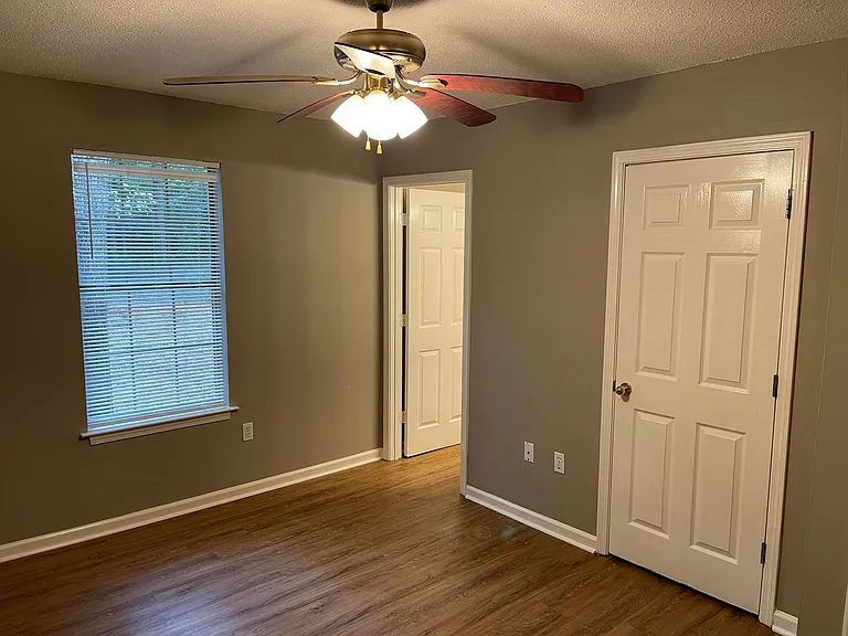 716 Rosewood Dr — Photo 8