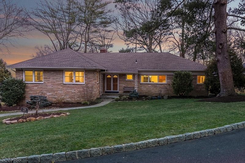 1st image of 28 Hart Dr North