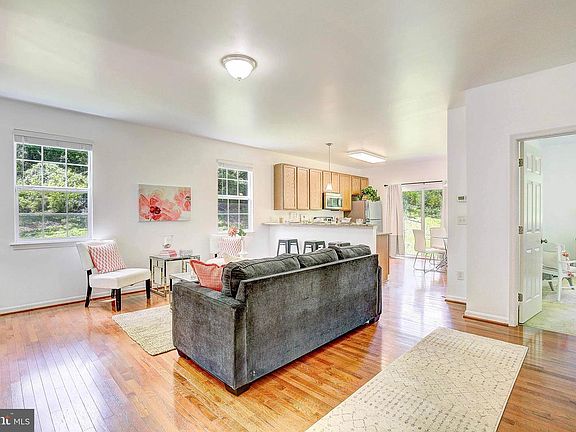 4th image of 2634 Greenbriar Ln