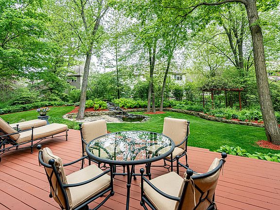 Perfect for al fresco dining. Invite your friends!