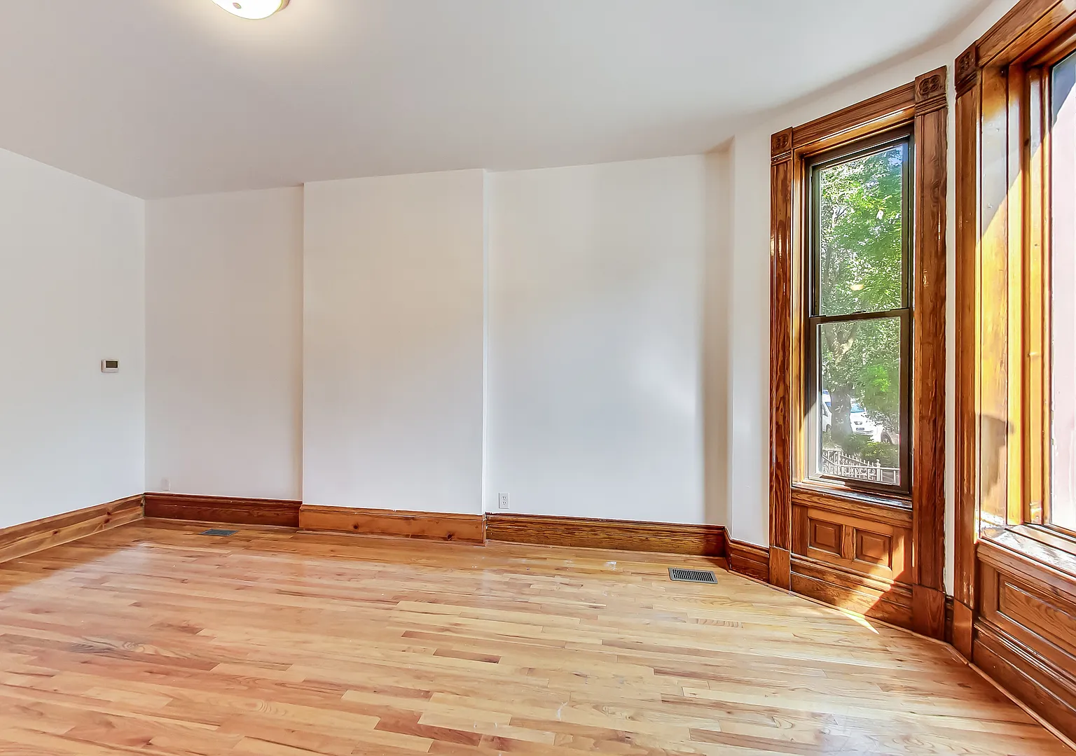 5 bed, 2255 sqft, $4,200 — Photo 2