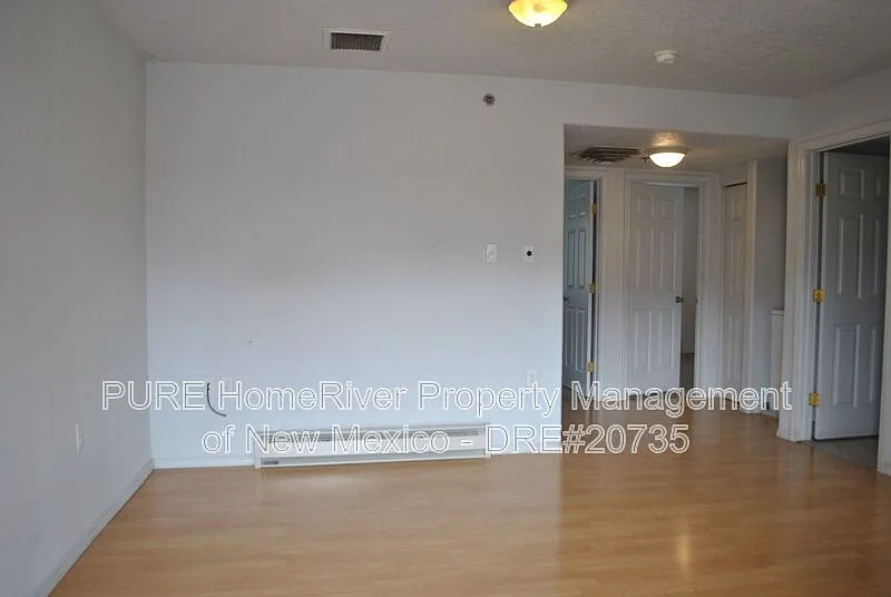 2 bed, 1.0 bath, 810 sqft, $1,095 — Photo 1