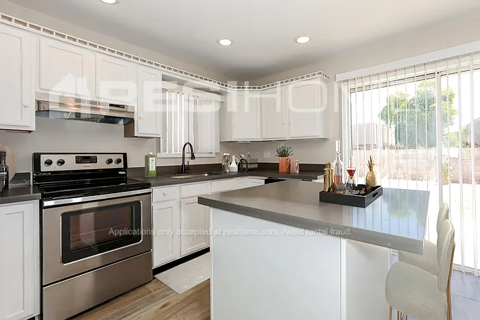 623 S San Jose — Photo 3