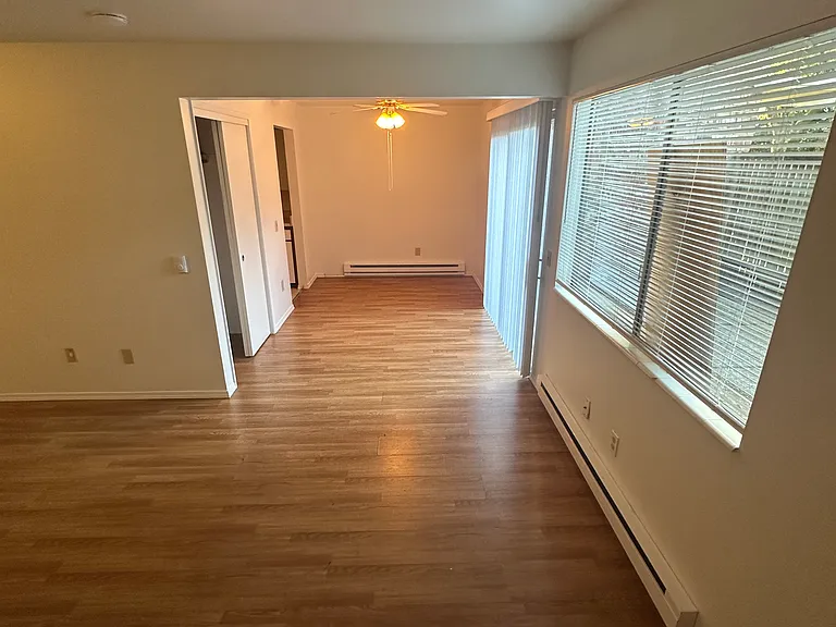 Newport Manor — Photo 25