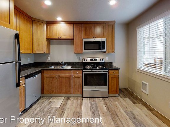 5th image of 2305 S 74th St #6718888