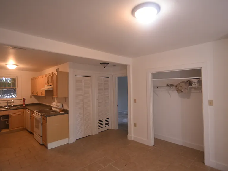 114 1/2 E Bolton St — Photo 3