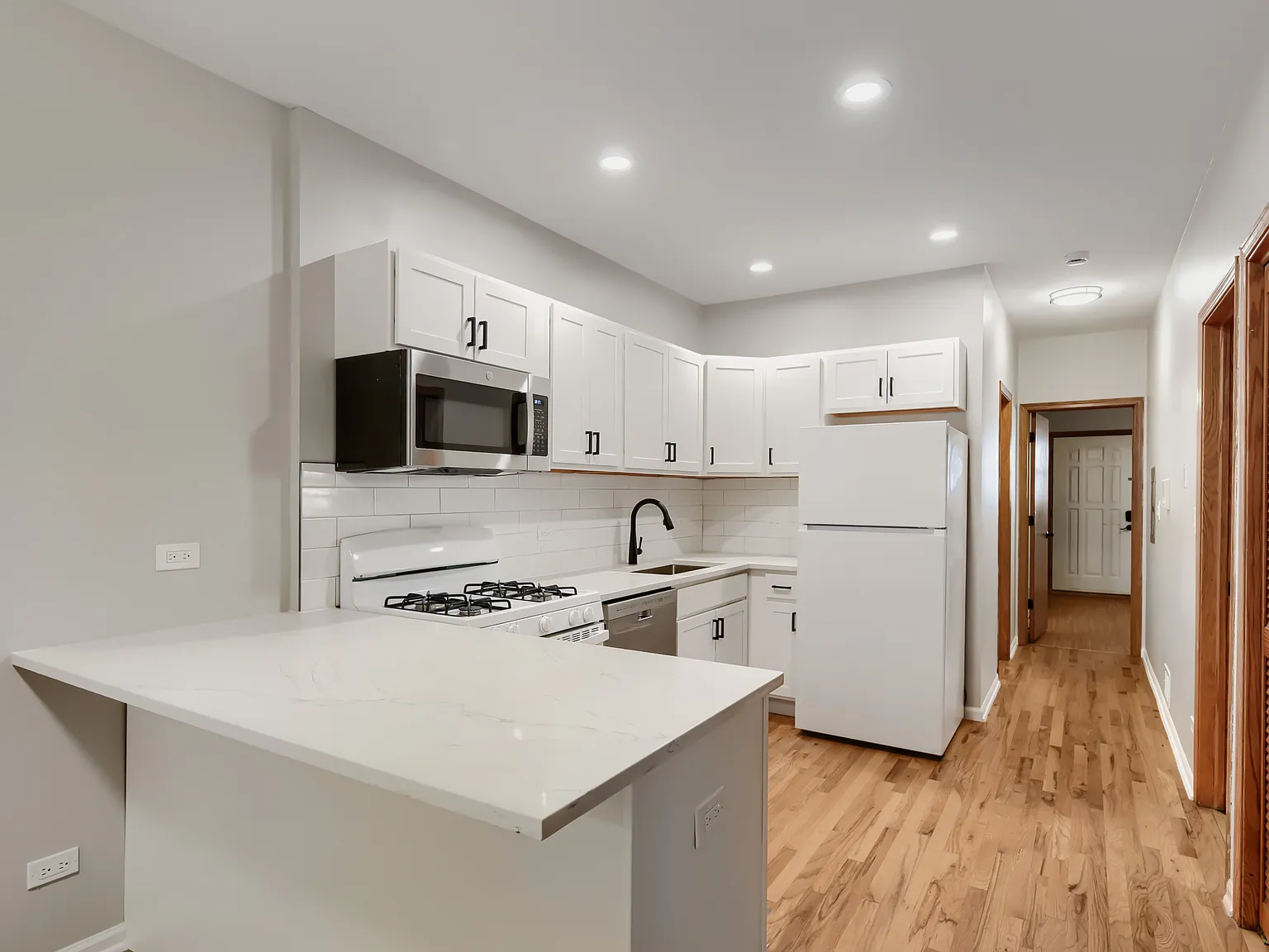 3 bed, 1300 sqft, $2,999 — Photo 2
