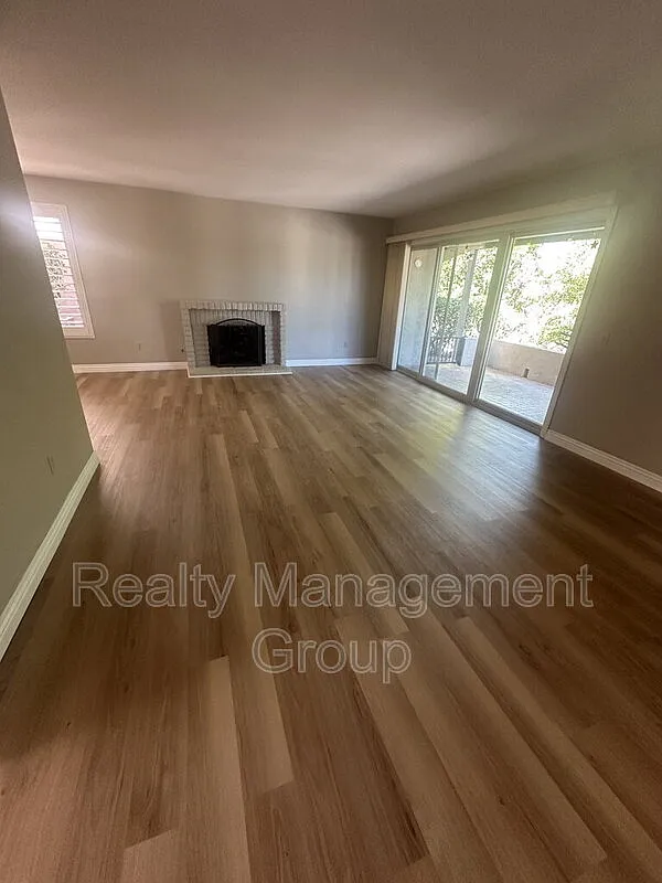 2 bed, 2.0 bath, 1431 sqft, $3,400 — Photo 2