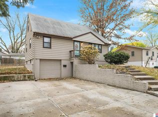 8907 Westridge Dr, Omaha, NE 68124