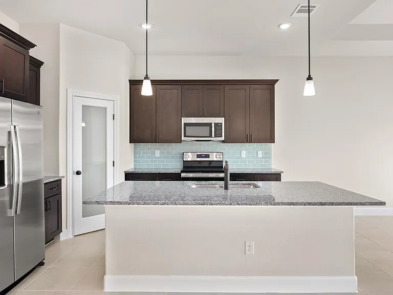 405 Park Cir — Photo 17