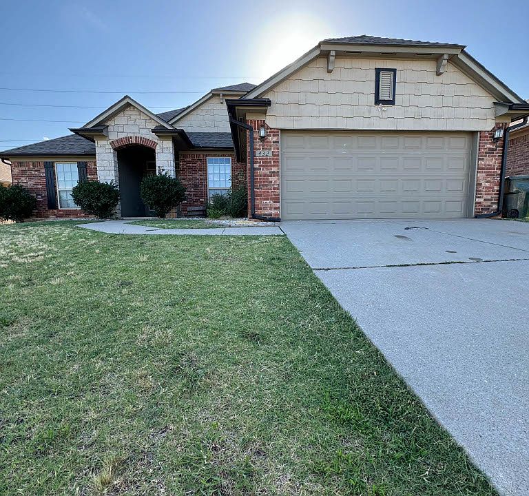 1st image of 432 Lone Oak Dr