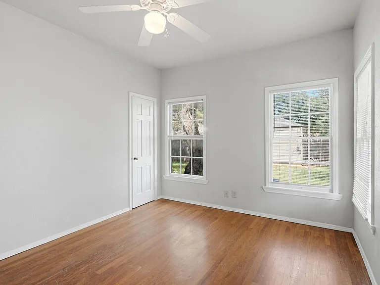 1041 Albany St — Photo 20