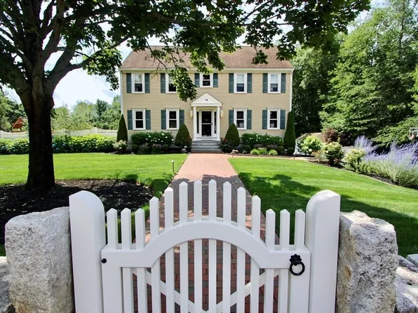 10 Stoneybrook Dr, Bridgewater, MA 02324