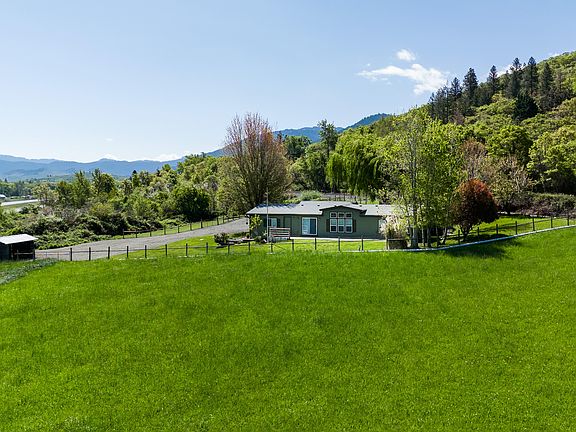 4th image of 3380 Siskiyou Blvd