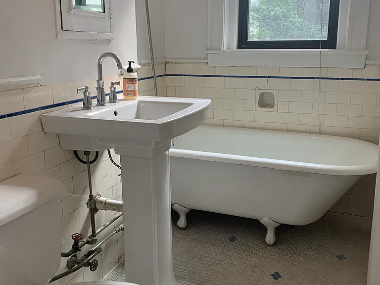 43 Glenville Ave #4 — Photo 1