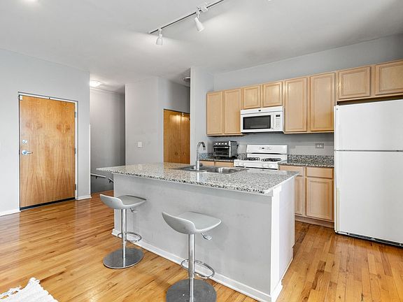 4th image of 1808 S Michigan Ave APT 34