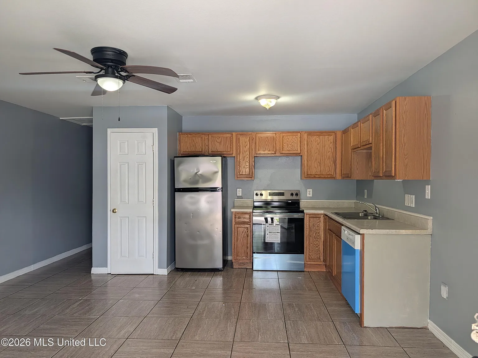 2 bed, 2.0 bath, 884 sqft, $1,225 — Photo 2