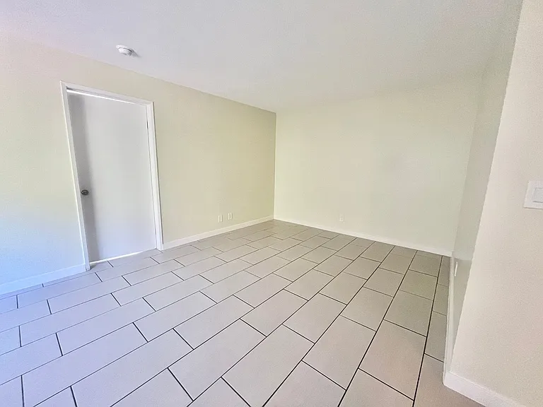 800 Glenoaks Apartments — Photo 11