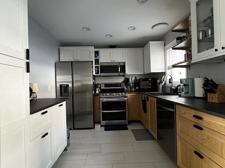 529 Essex St — Photo 9