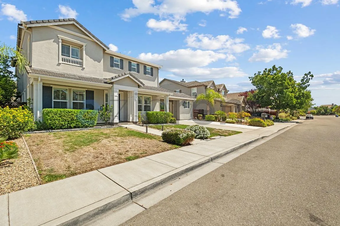 5 bed, 3747 sqft, $4,800 — Photo 2