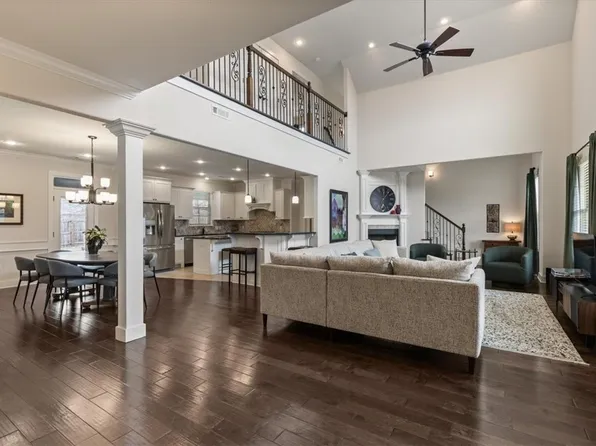 2200 NE Steinbeck Dr, Bentonville, AR 72712