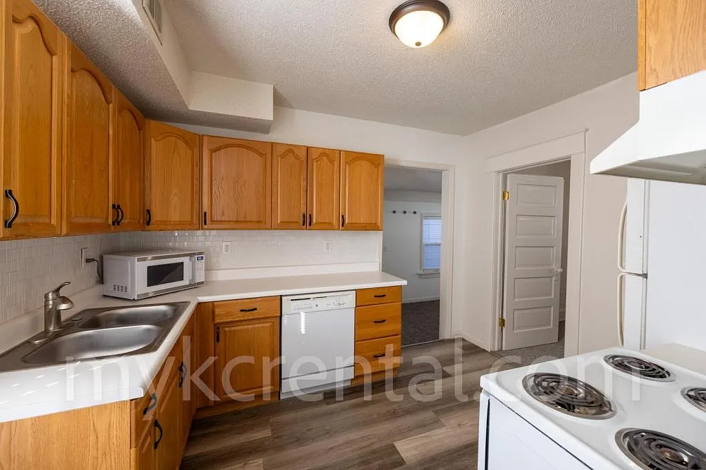 4306 Fisher St — Photo 3