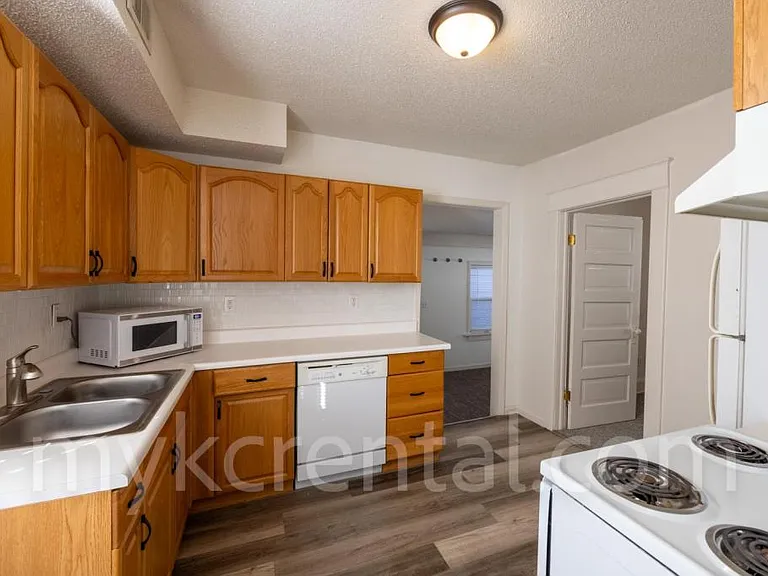4306 Fisher St — Photo 3
