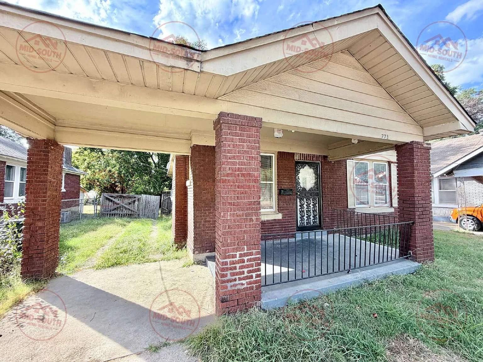 3 bed, 1.0 bath, 1238 sqft, $1,050 — Photo 2