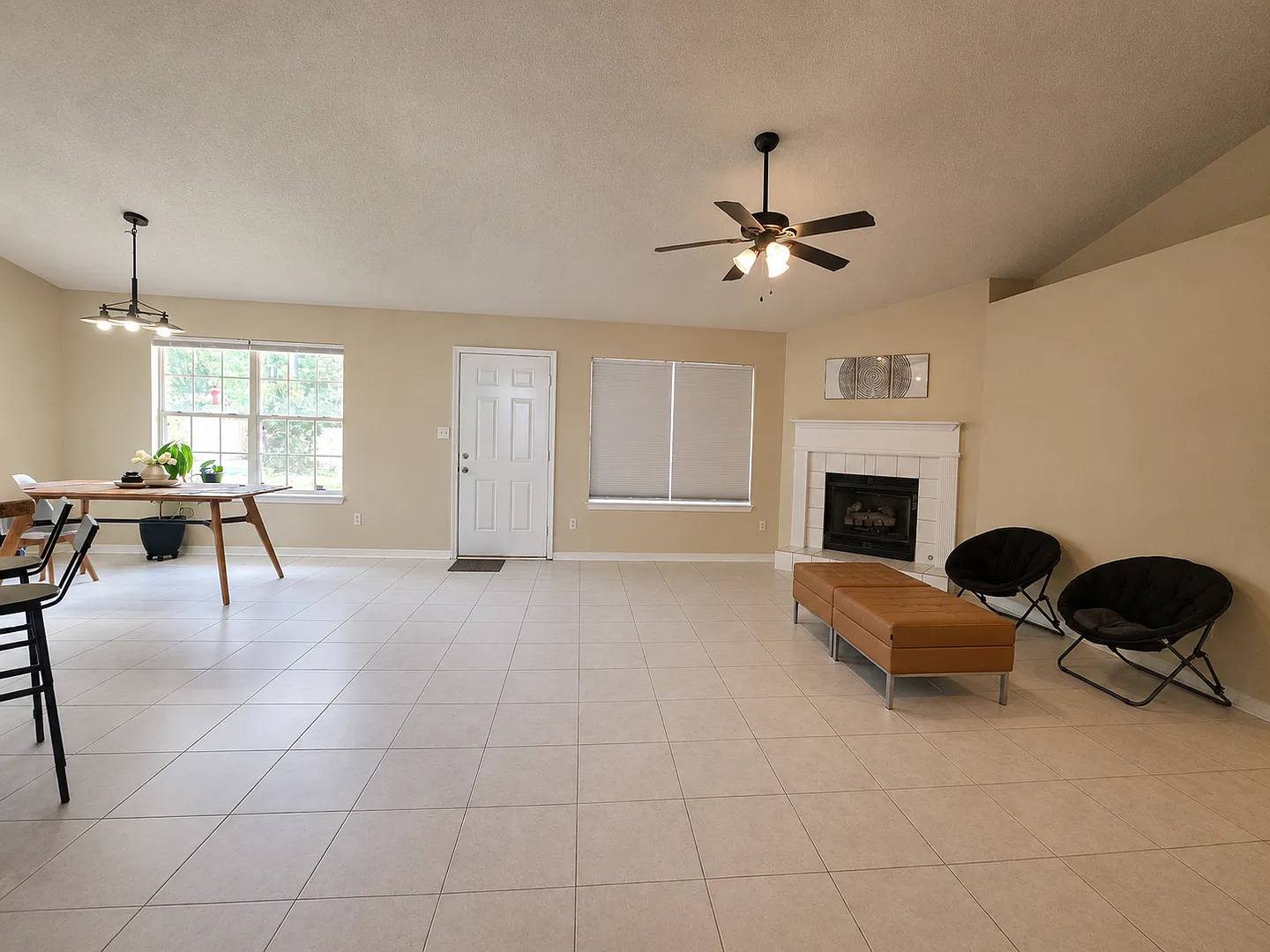 4BR/2BA Home with Gas Cooking, Fireplace & Large Fenced Yard Near NAS — Photo 4