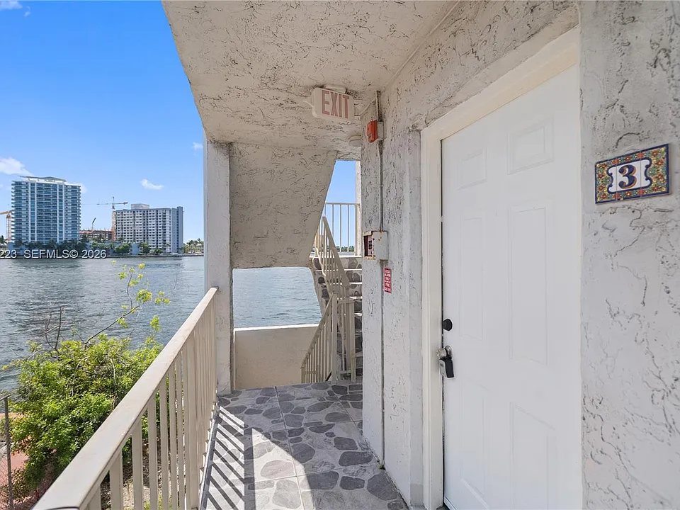 2150 Bay Dr #3