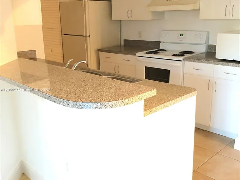 420 S Park Rd #108 — Photo 8