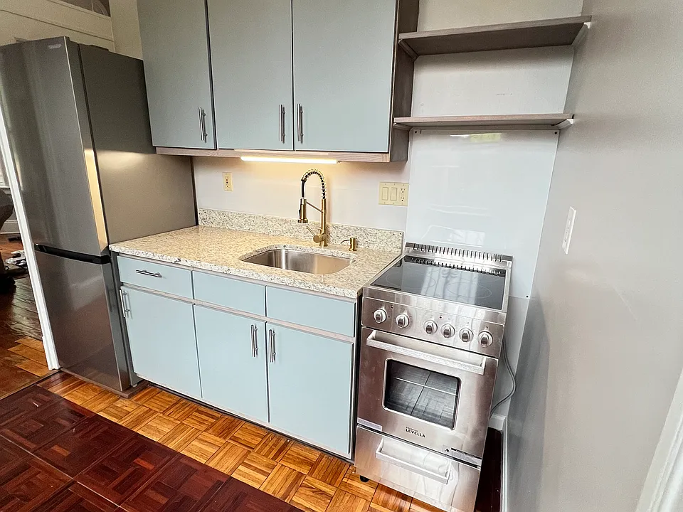 5 Whitman Court Sodo Brownstone Neighborhood #1C