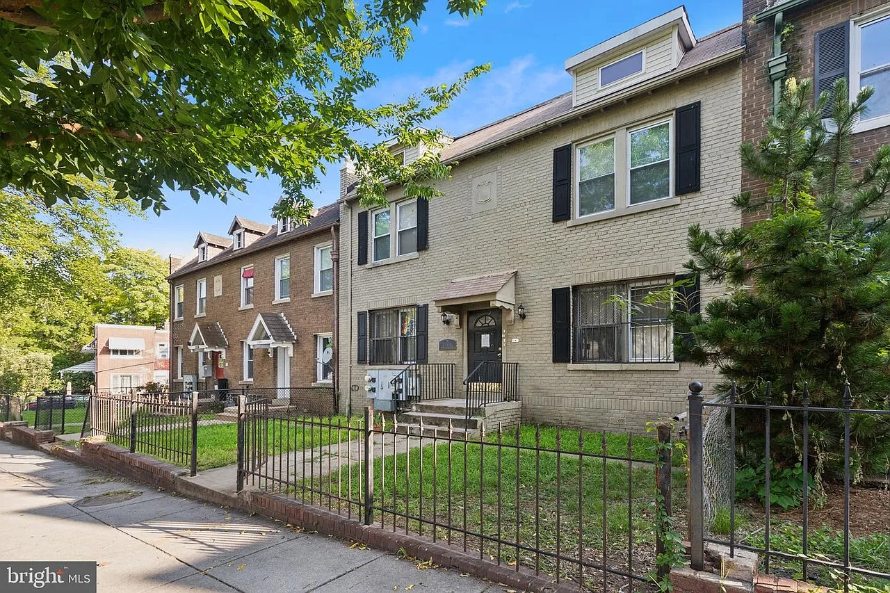 3 bed, 915 sqft, $2,925 — Photo 2